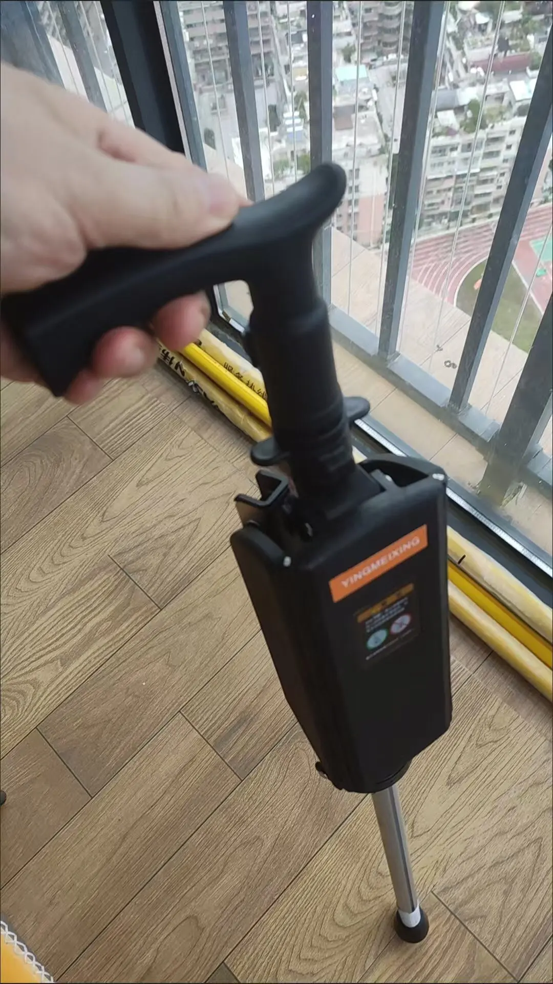 Foto de un comprador: Bastón con asiento plegable 2 en 1 de aluminio, 84 cm
