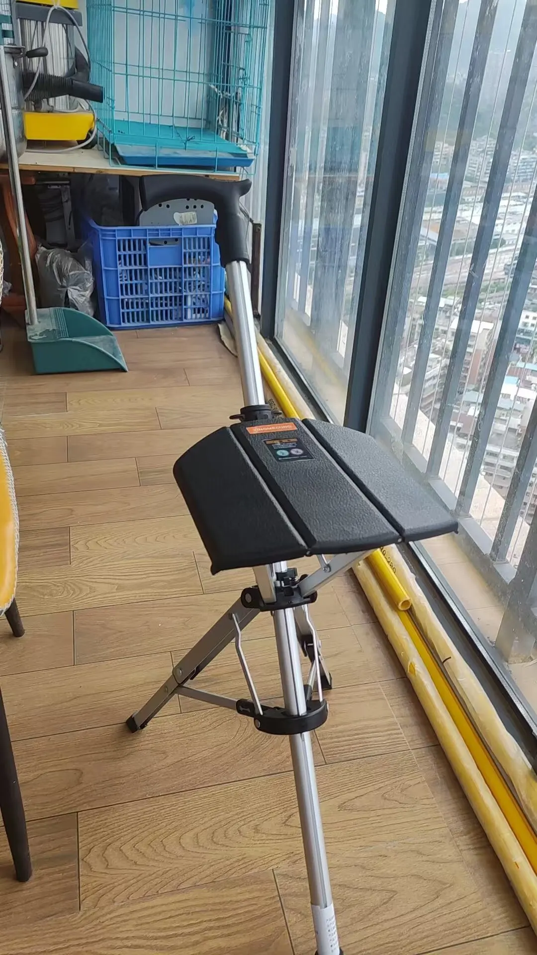Foto de un comprador: Bastón con asiento plegable 2 en 1 de aluminio, 84 cm