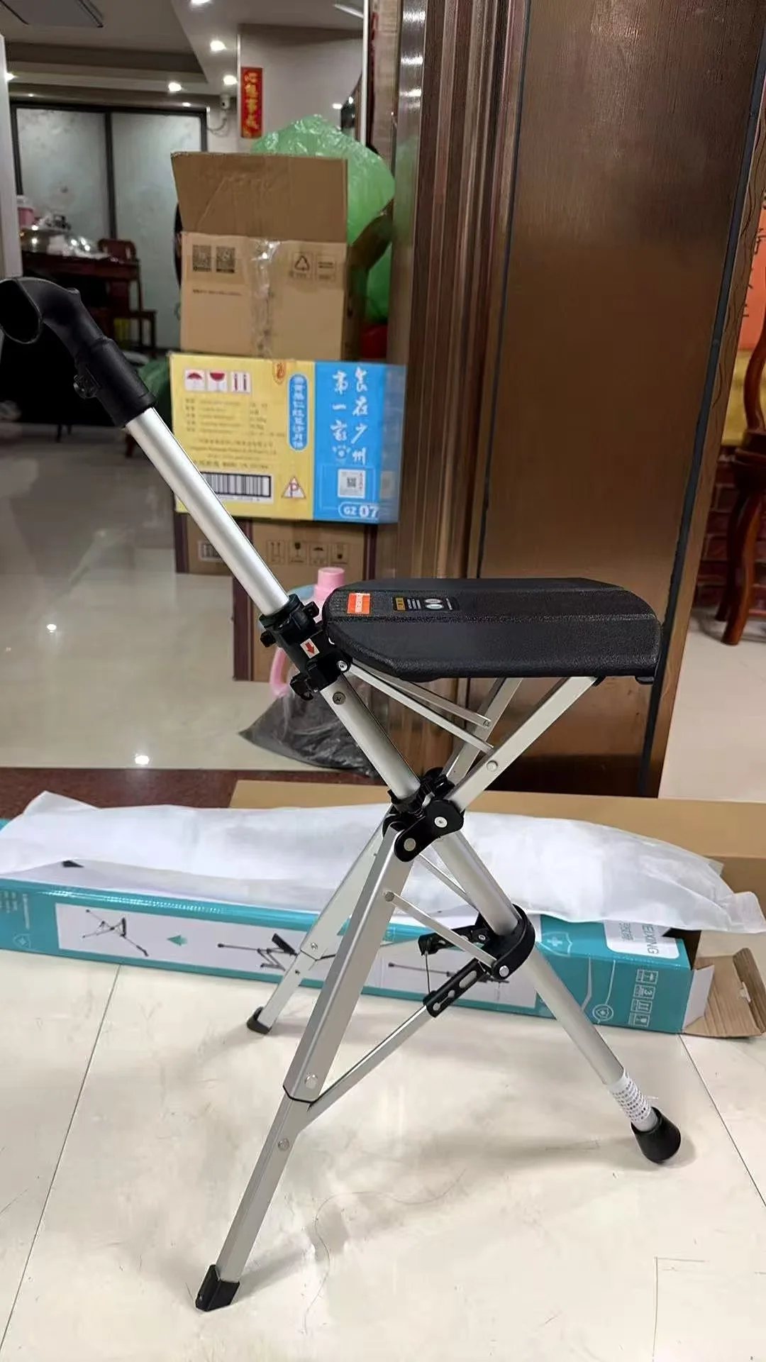 Foto de un comprador: Bastón con asiento plegable 2 en 1 de aluminio, 84 cm