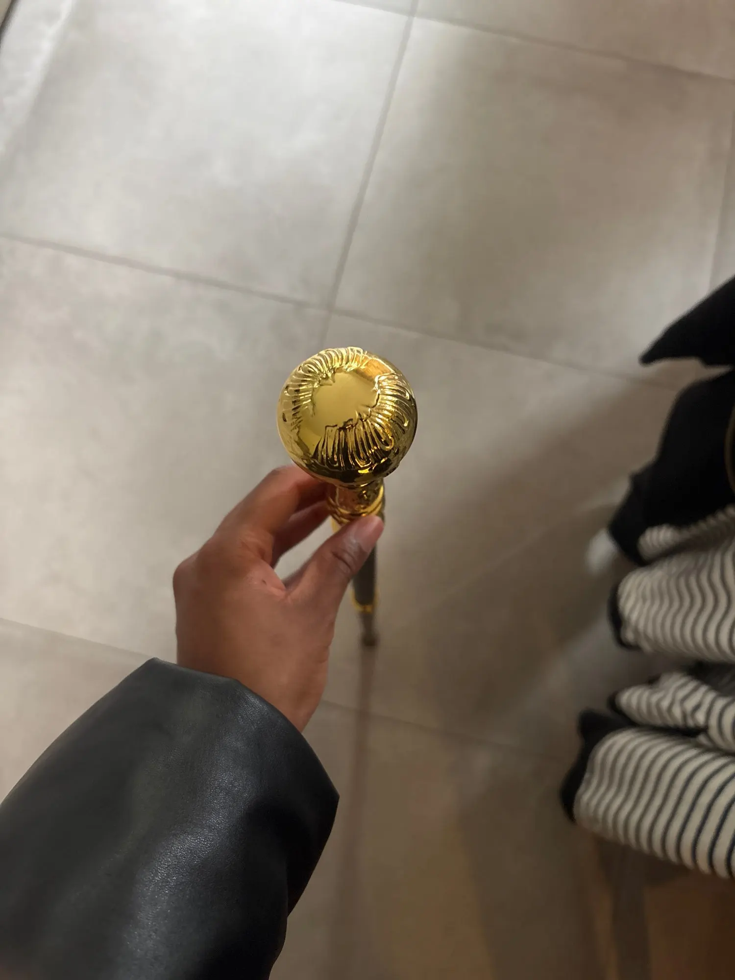 Foto de un comprador: Bastón elegante para mujer dorado con mango redondo