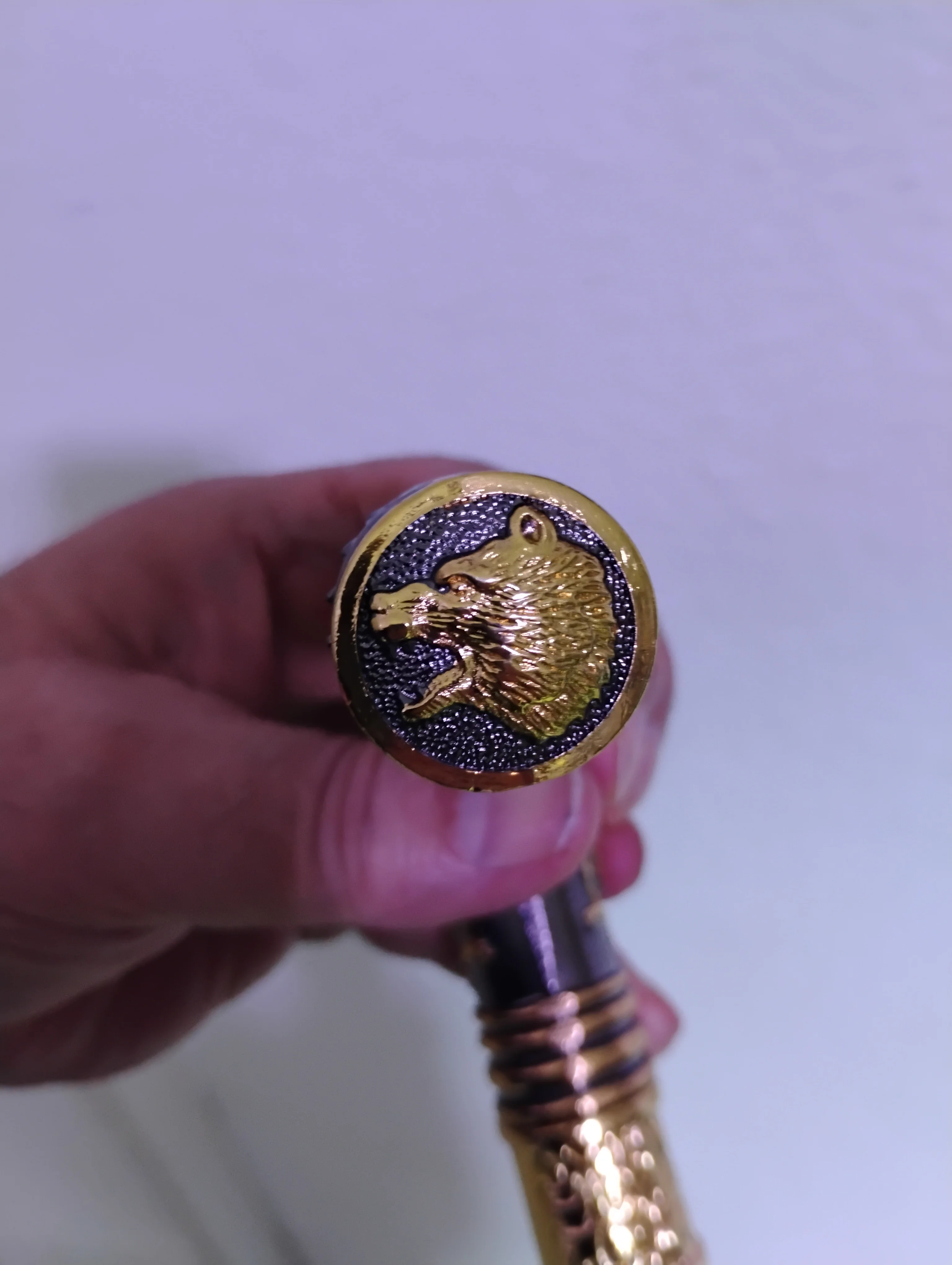 Foto de un comprador: Bastón decorativo con empuñadura metálica de oso dorado
