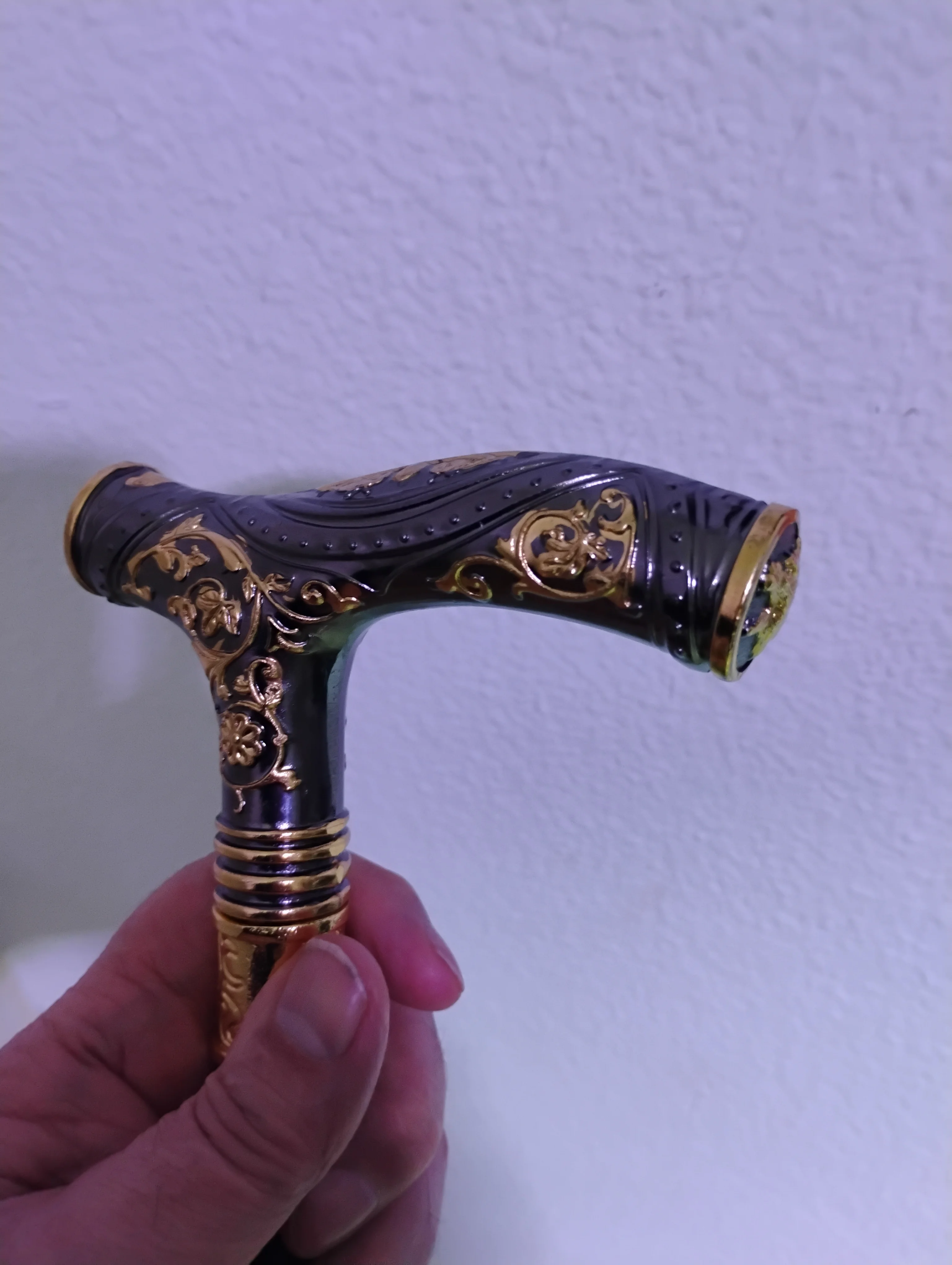 Foto de un comprador: Bastón decorativo con empuñadura metálica de oso dorado