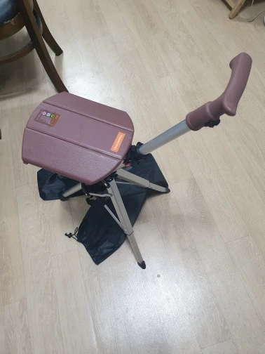 Foto de un comprador: BastÃ³n plegable con asiento portÃ¡til y mango de goma