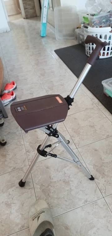 Foto de un comprador: BastÃ³n plegable con asiento portÃ¡til y mango de goma
