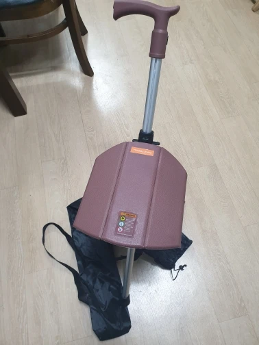 Foto de un comprador: BastÃ³n plegable con asiento portÃ¡til y mango de goma