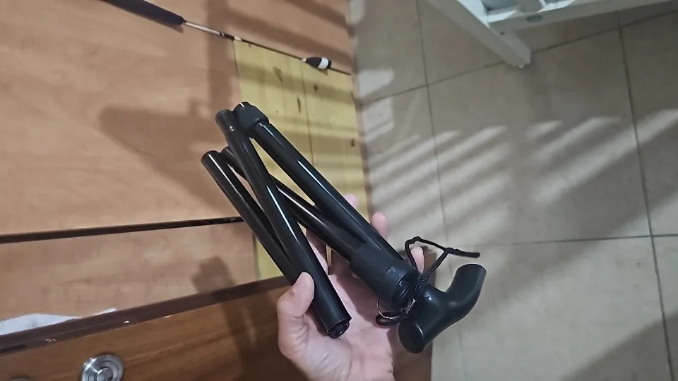 Foto de un comprador: Bastón plegable de aluminio de 5 niveles con dragonera
