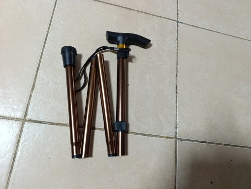 Foto de un comprador: Bastón plegable de aluminio de 5 niveles con dragonera