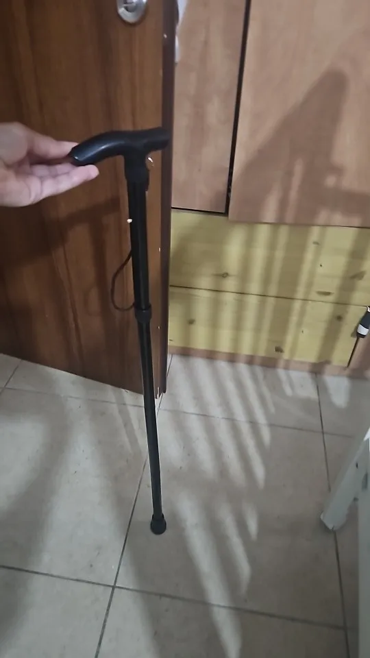 Foto de un comprador: Bastón plegable de aluminio de 5 niveles con dragonera