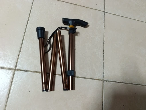 Foto de un comprador: Bastón plegable de aluminio de 5 niveles con dragonera