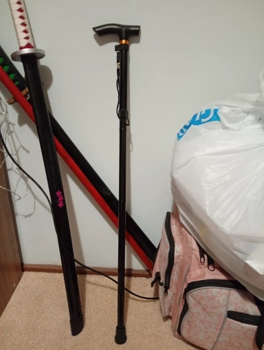 Foto de un comprador: Bastón plegable de aluminio de 5 niveles con dragonera
