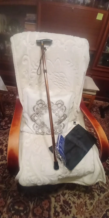 Foto de un comprador: Bastón plegable de aluminio de 5 niveles con dragonera