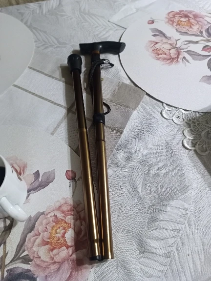 Foto de un comprador: Bastón plegable de aluminio de 5 niveles con dragonera