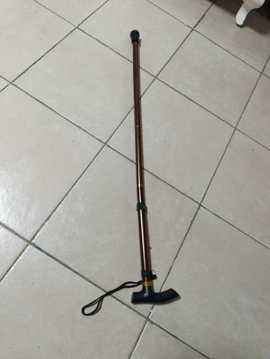 Foto de un comprador: Bastón plegable de aluminio de 5 niveles con dragonera