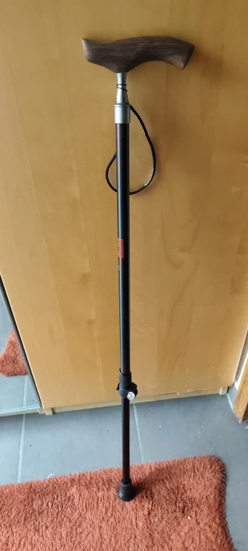 Foto de un comprador: BastÃ³n telescÃ³pico ajustable con mango de corcho en T