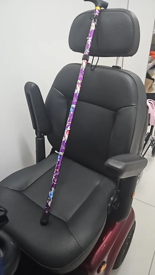 Foto de un comprador: Bastón plegable floral morado para caminar con apoyo