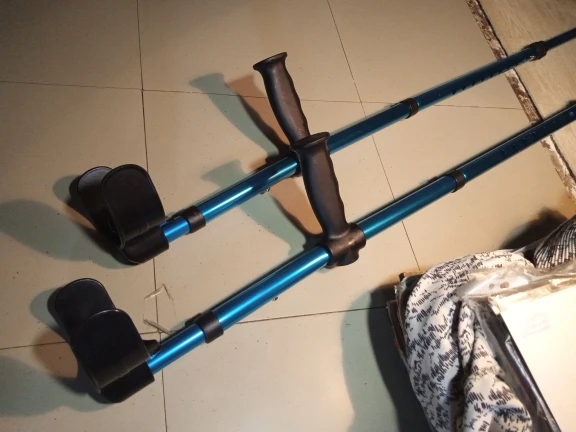 Foto de un comprador: Muletas telescÃ³picas ajustables de aluminio y ABS
