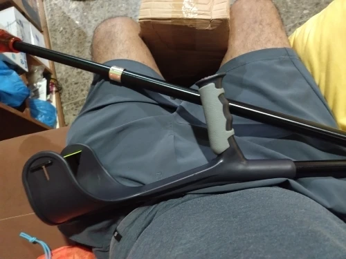Foto de un comprador: Muletas plegables y ajustables para adultos con brazalete
